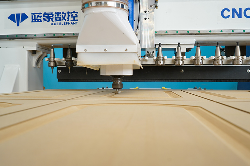 直排自動(dòng)換刀數(shù)控開(kāi)料機(jī)