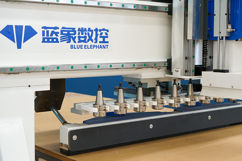 直排自動(dòng)換刀數(shù)控開(kāi)料機(jī)